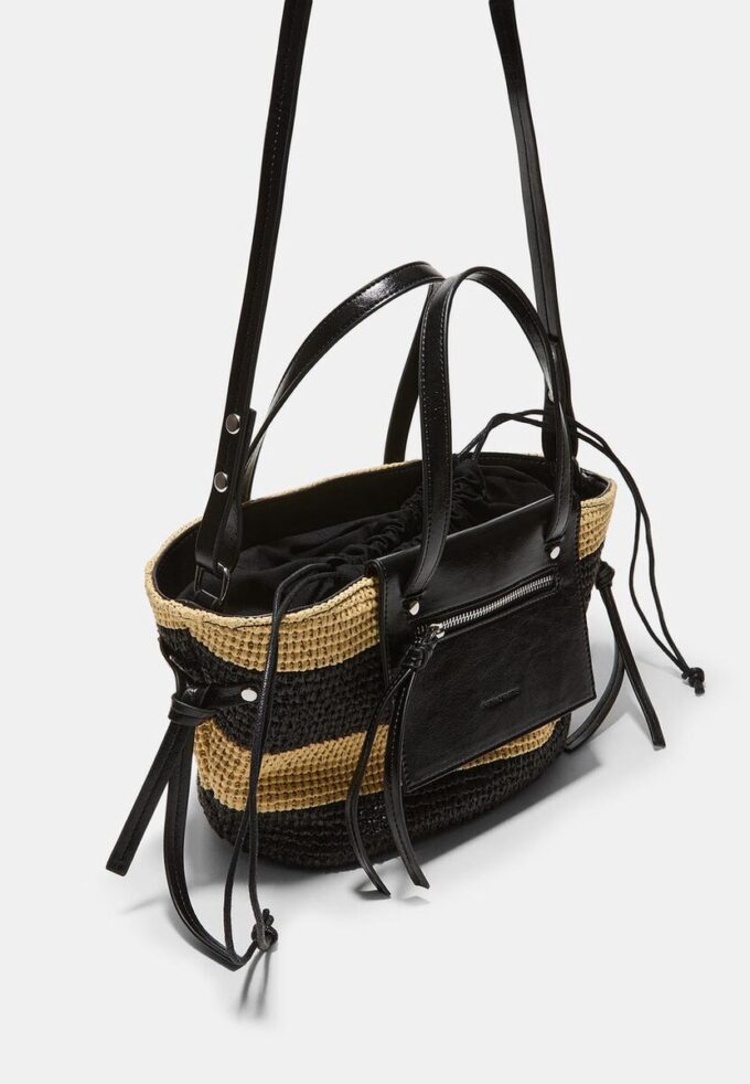 Borsa a tracolla a forma di cestino con effetto all’uncinetto