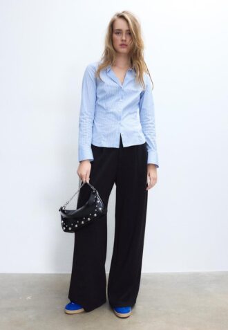 Borsa a tracolla a mezzaluna con borchie