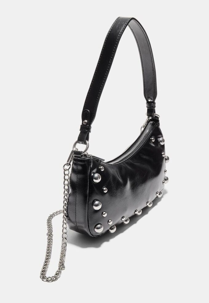 Borsa a tracolla a mezzaluna con borchie