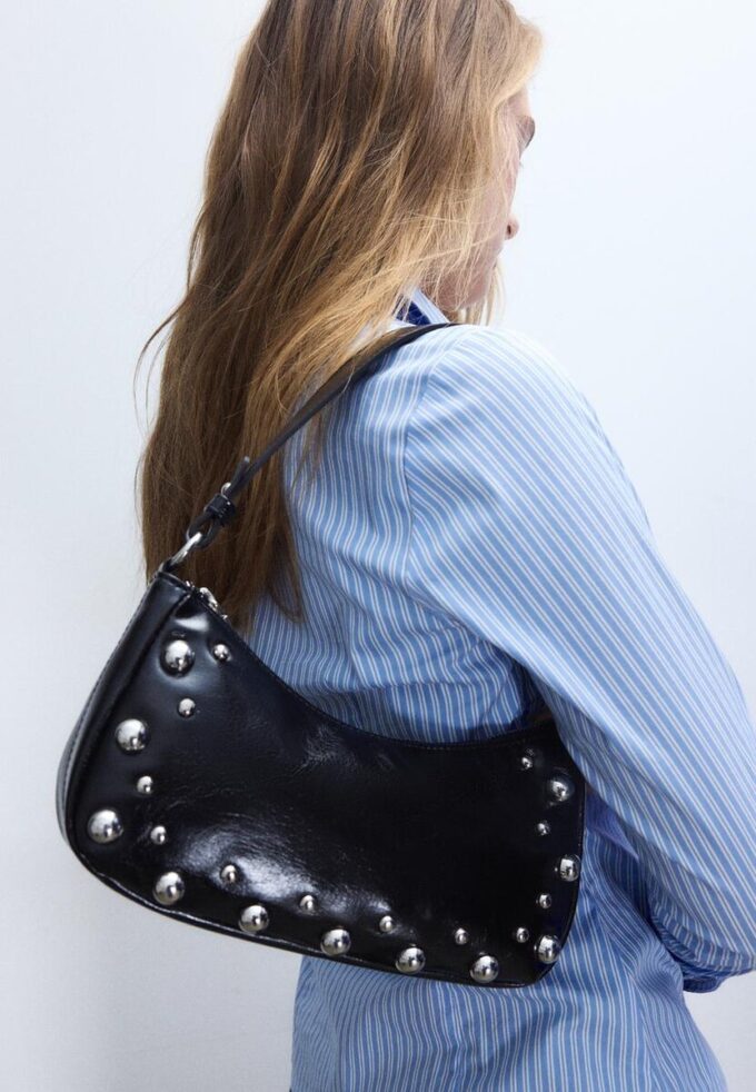 Borsa a tracolla a mezzaluna con borchie