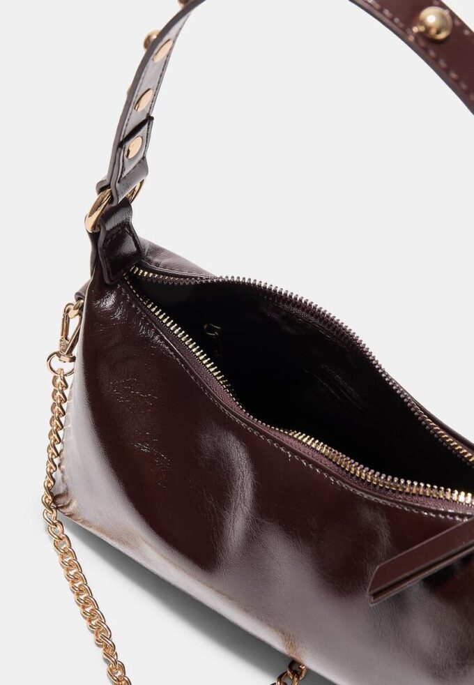 Borsa a tracolla a mezzaluna con borchie