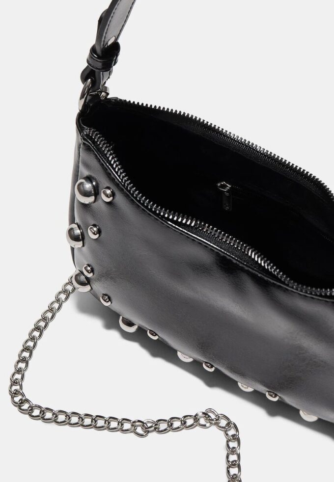 Borsa a tracolla a mezzaluna con borchie