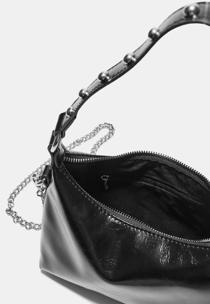 Borsa a tracolla a mezzaluna con borchie