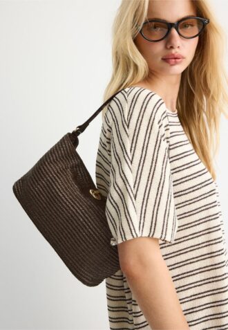 Borsa a tracolla all’uncinetto con chiusura in metallo