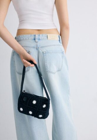 Borsa a tracolla all’uncinetto con specchietti