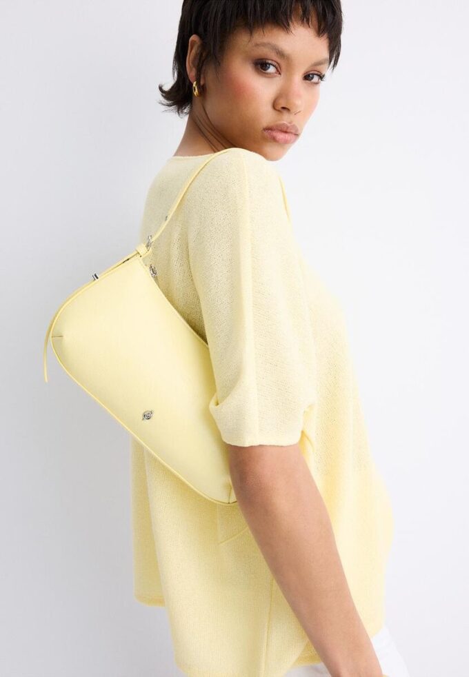 Borsa a tracolla allungata con occhielli