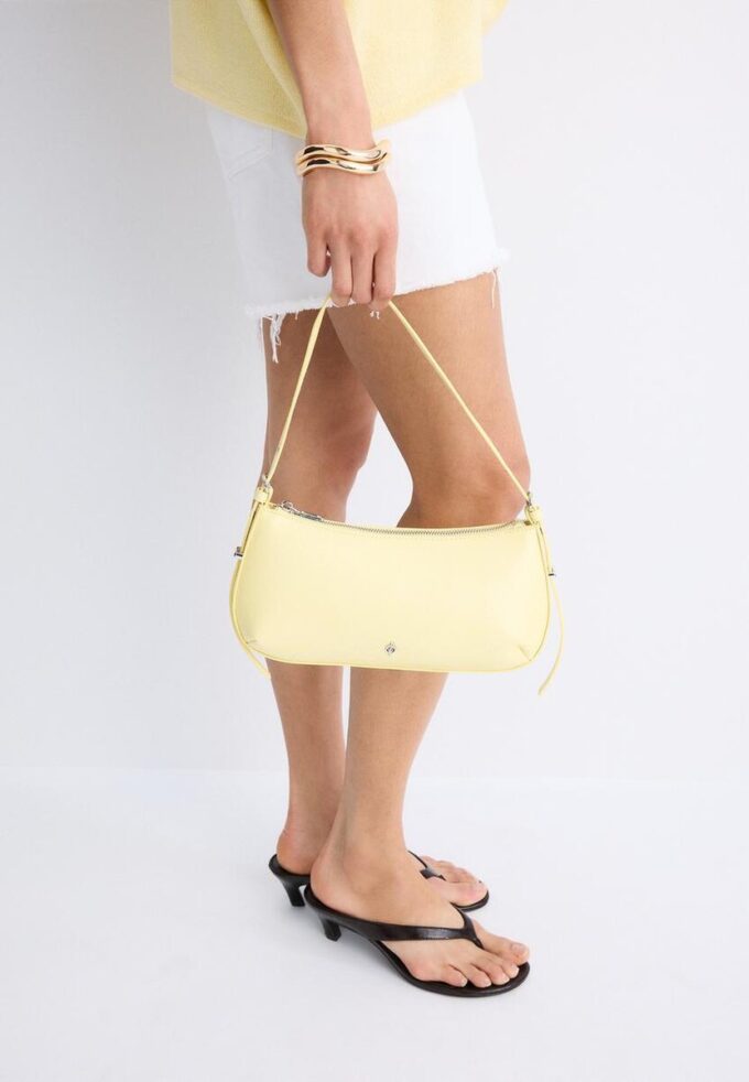 Borsa a tracolla allungata con occhielli