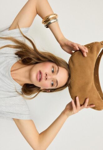 Borsa a tracolla con borchie in pelle al 100%