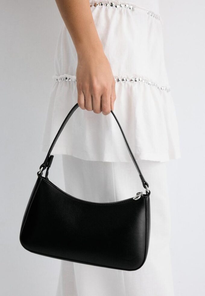 Borsa a tracolla con catena lunga