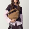 Borsa a tracolla in ecopelle scamosciata con borchie