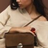 Borsa in ecopelle scamosciata con chiusura metallica asimmetrica