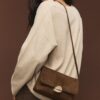 Borsa in ecopelle scamosciata con chiusura metallica asimmetrica