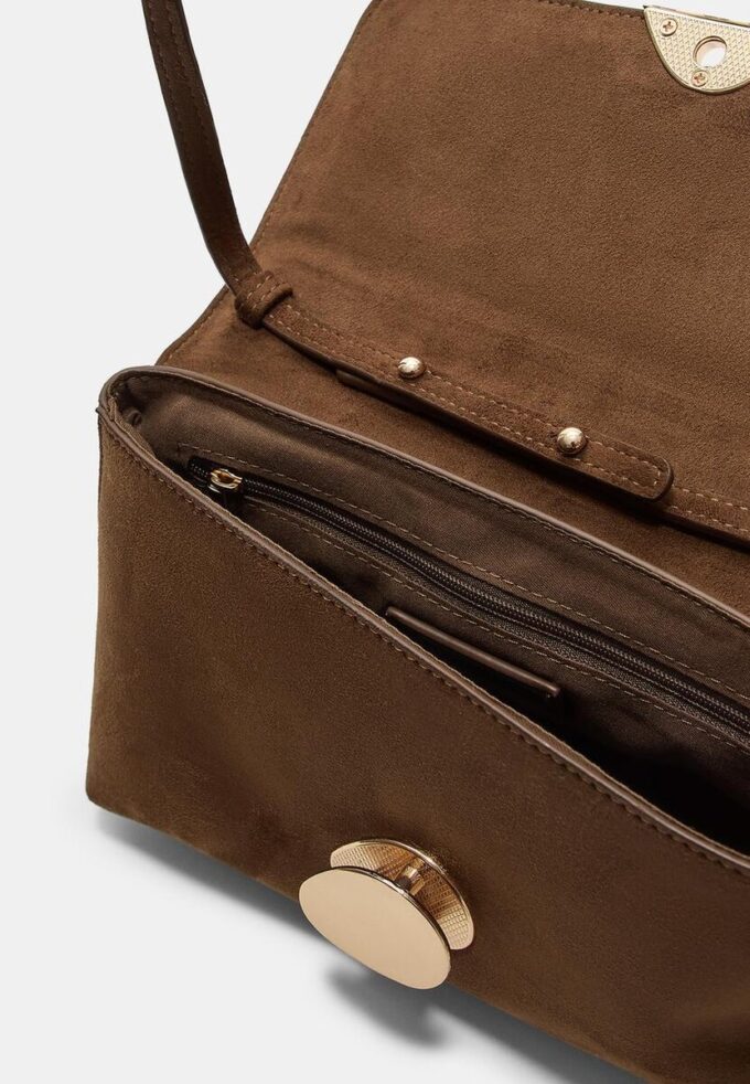 Borsa in ecopelle scamosciata con chiusura metallica asimmetrica