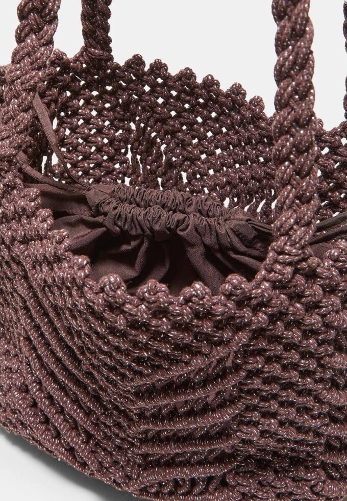 Borsa shopper all’uncinetto con filo metallico