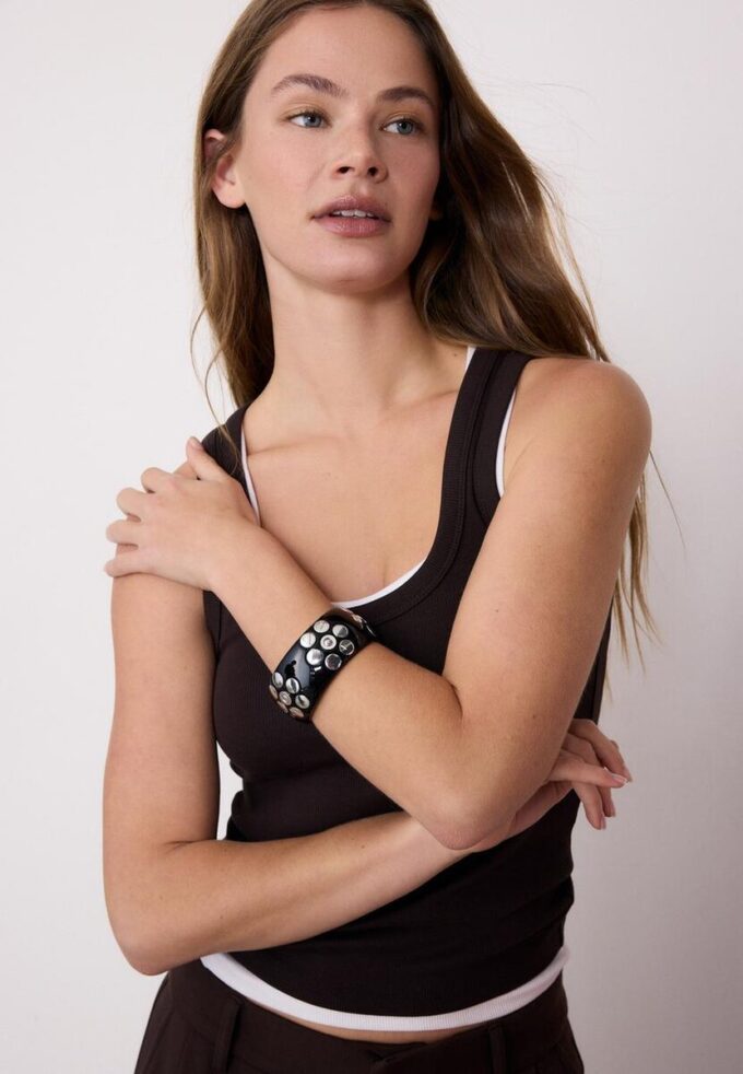 Bracciale con borchie a forma di fiore