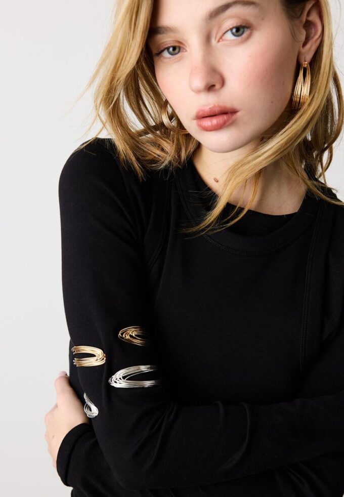 Bracciale rigido con fili metallici multicolori