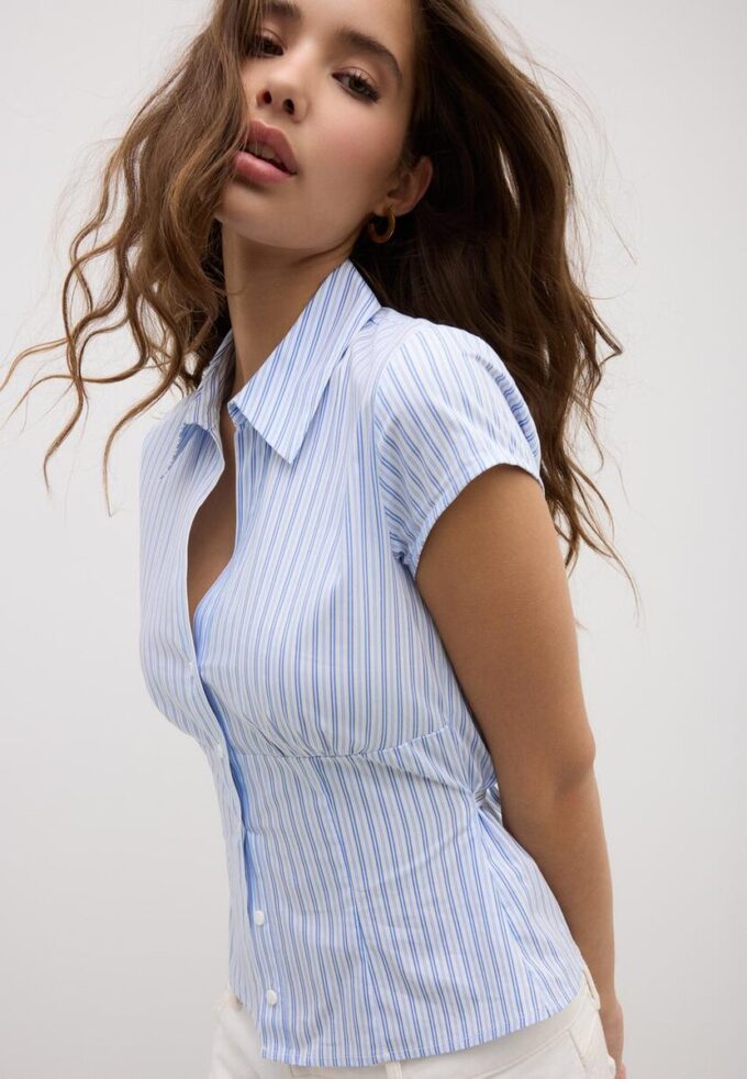 Camicia a maniche corte con cucitura sotto il seno Camicia a maniche corte con cucitura sotto il seno