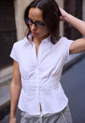 Camicia a maniche corte con cucitura sotto il seno