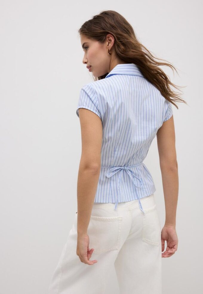 Camicia a maniche corte con cucitura sotto il seno Camicia a maniche corte con cucitura sotto il seno