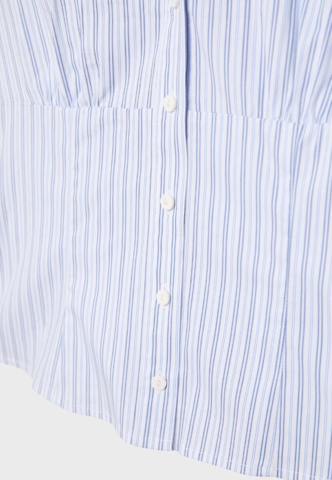 Camicia a maniche corte con cucitura sotto il seno Camicia a maniche corte con cucitura sotto il seno