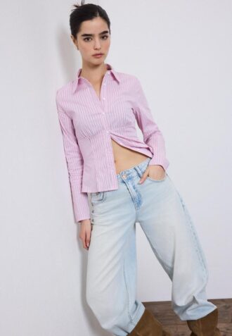 Camicia aderente con cucitura sotto il seno