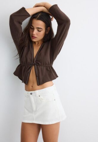 Camicia aperta con borchie