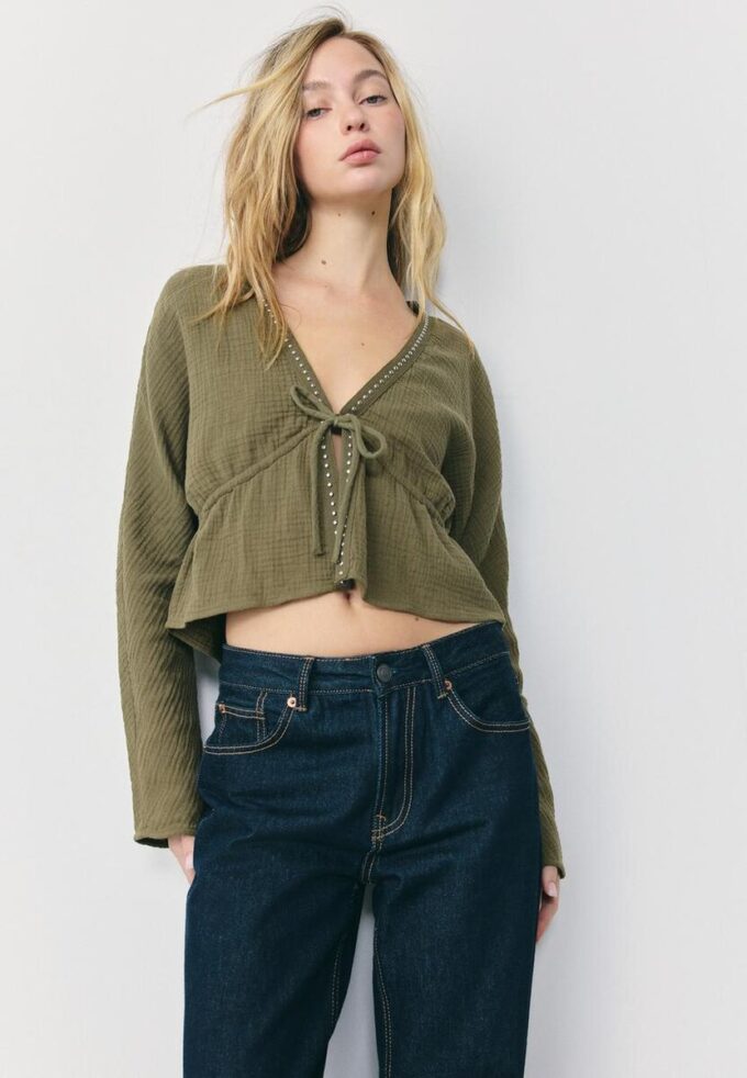 Camicia aperta con borchie Camicia aperta con borchie