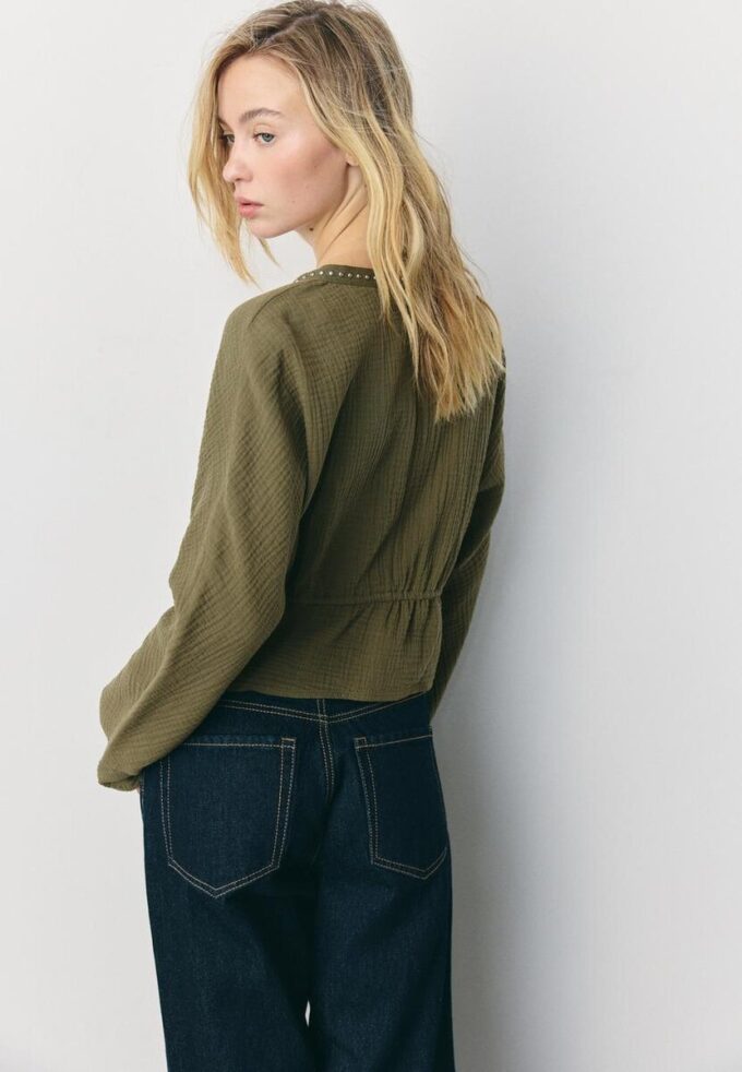 Camicia aperta con borchie Camicia aperta con borchie