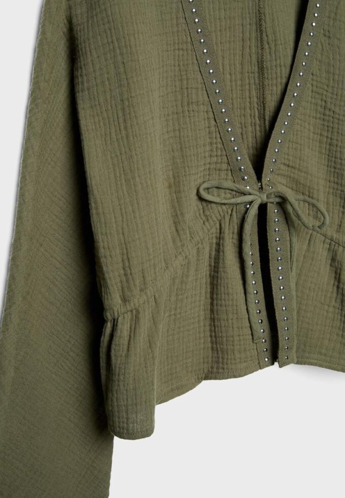 Camicia aperta con borchie Camicia aperta con borchie