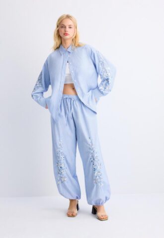 Camicia con maniche ricamate