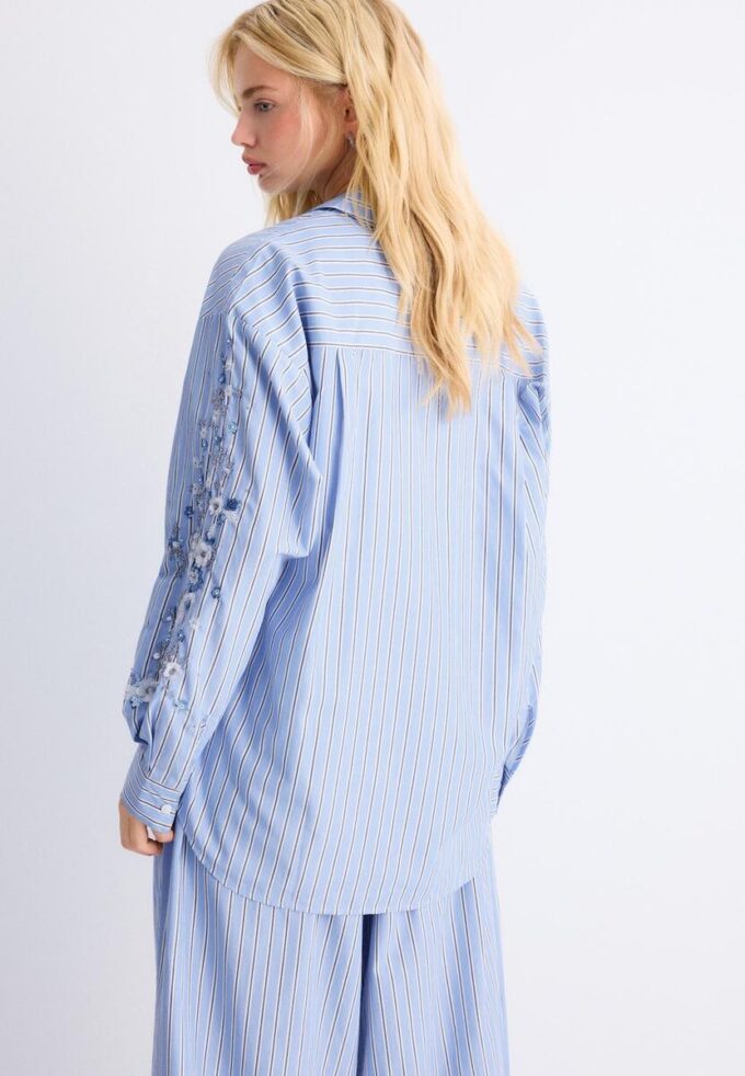 Camicia con maniche ricamate