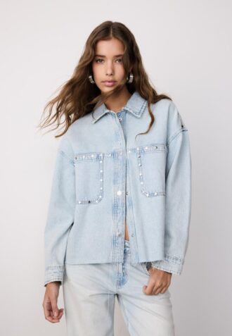 Camicia oversize in denim corta con borchie