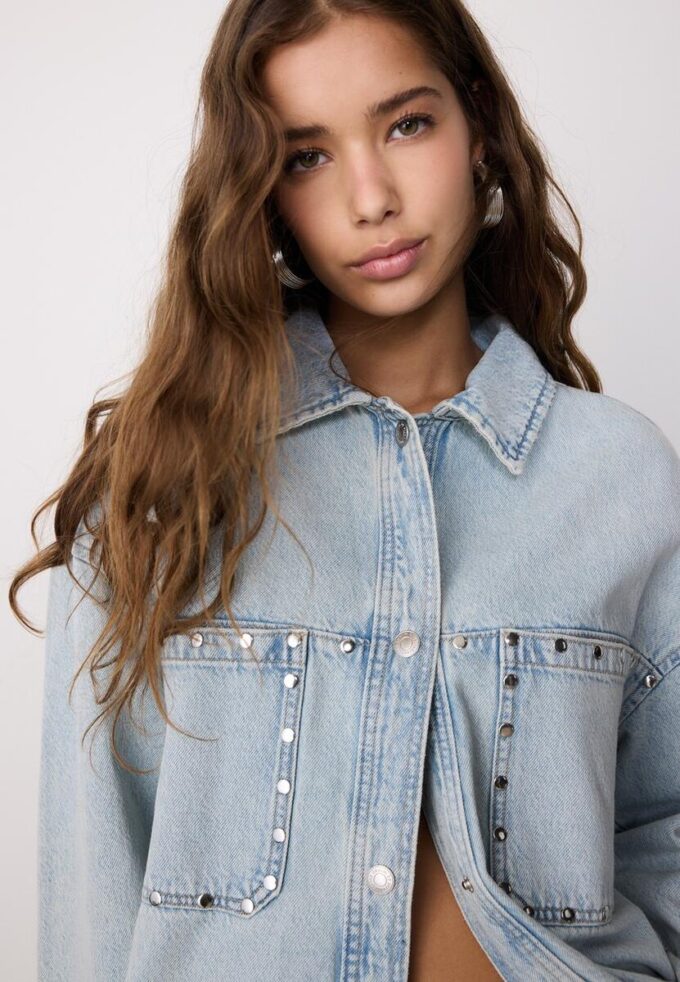 Camicia oversize in denim corta con borchie