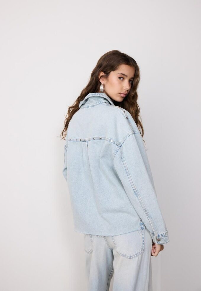 Camicia oversize in denim corta con borchie