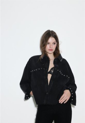 Camicia oversize in denim corto con borchie