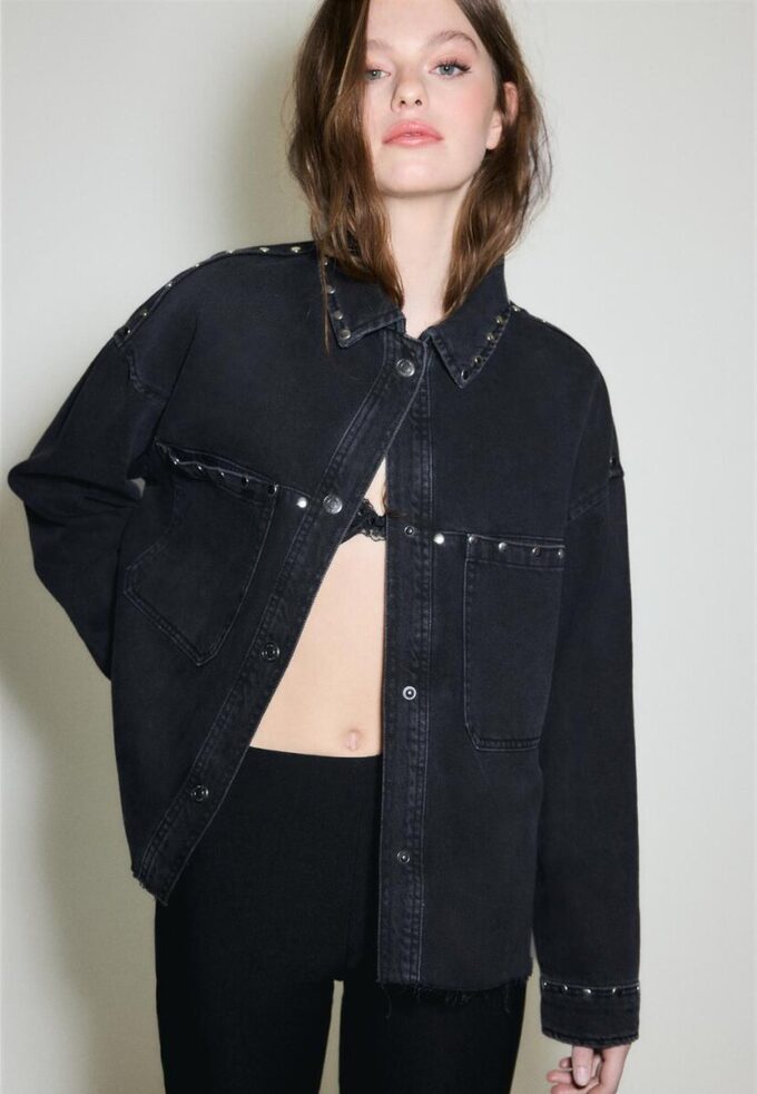 Camicia oversize in denim corto con borchie