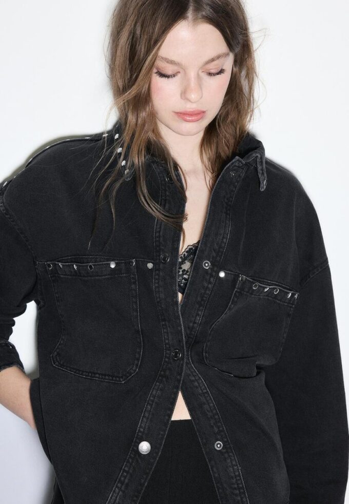 Camicia oversize in denim corto con borchie