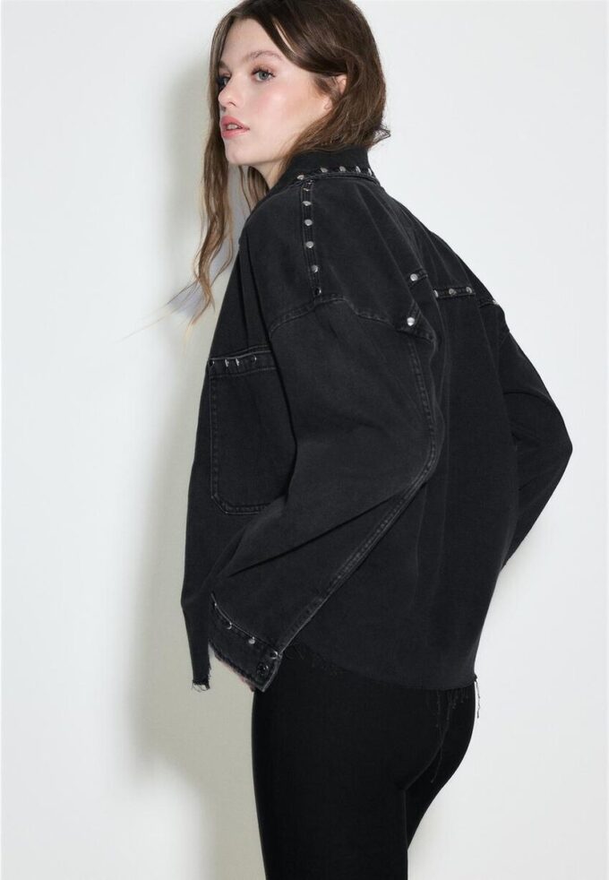 Camicia oversize in denim corto con borchie