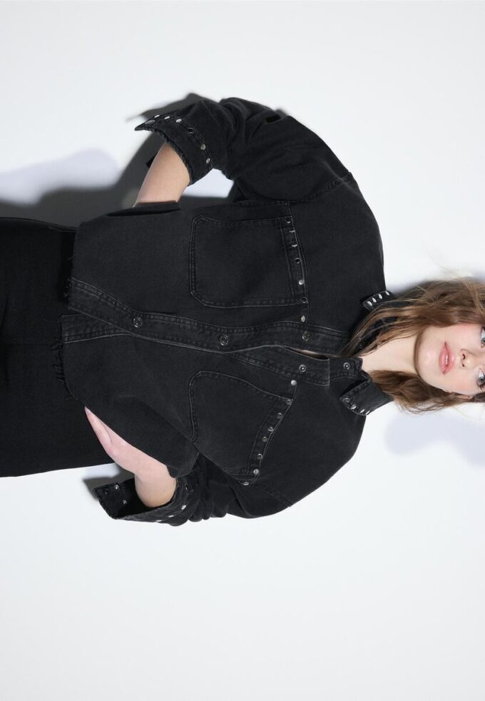 Camicia oversize in denim corto con borchie