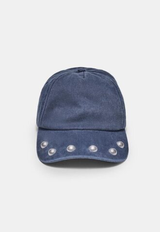 Cappellino con borchie effetto lavato