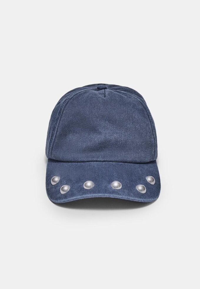 Cappellino con borchie effetto lavato