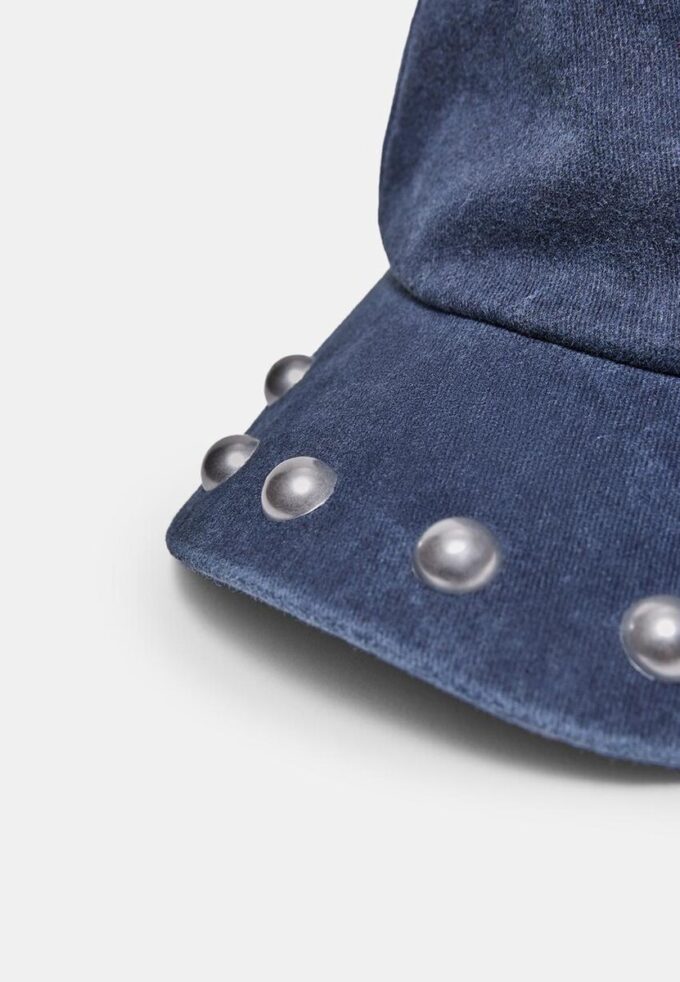 Cappellino con borchie effetto lavato