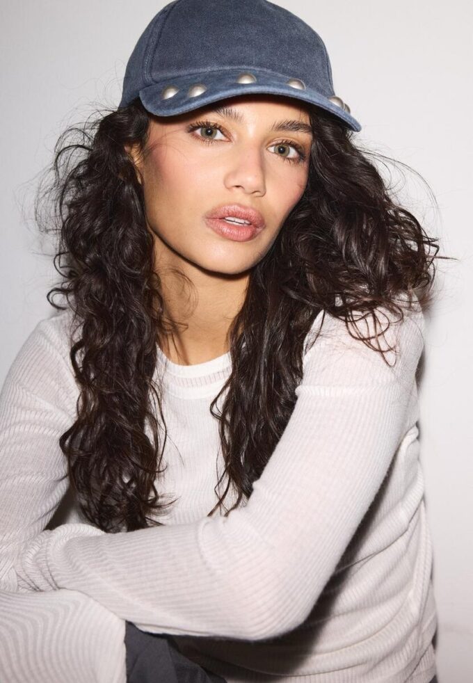 Cappellino con borchie effetto lavato