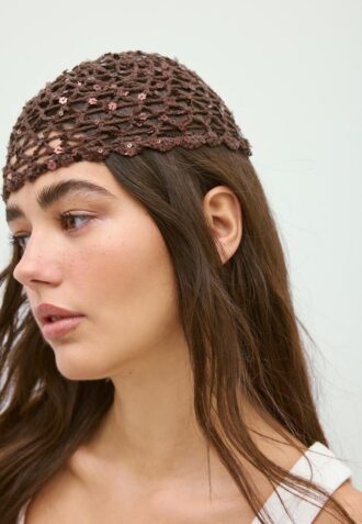 Cappellino con fiore in paillettes