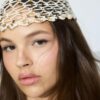Cappellino con fiore in paillettes