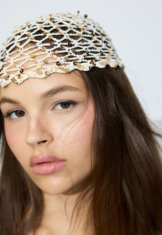 Cappellino con fiore in paillettes