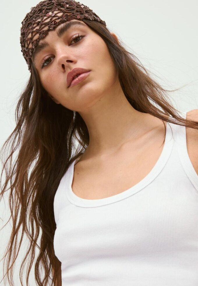 Cappellino con fiore in paillettes Cappellino con fiore in paillettes