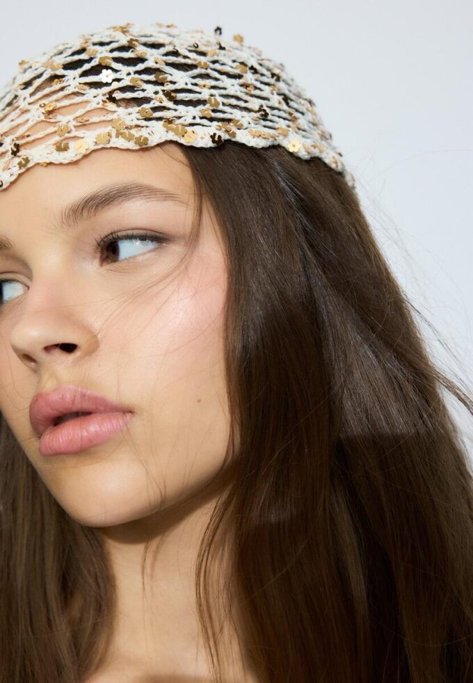 Cappellino con fiore in paillettes