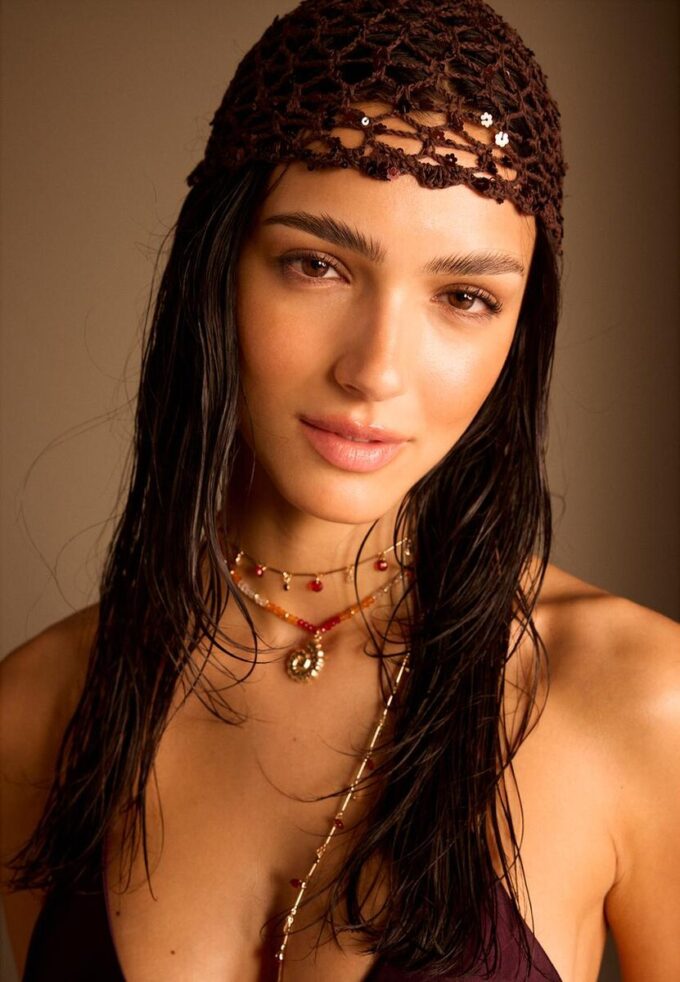 Cappellino con fiore in paillettes Cappellino con fiore in paillettes