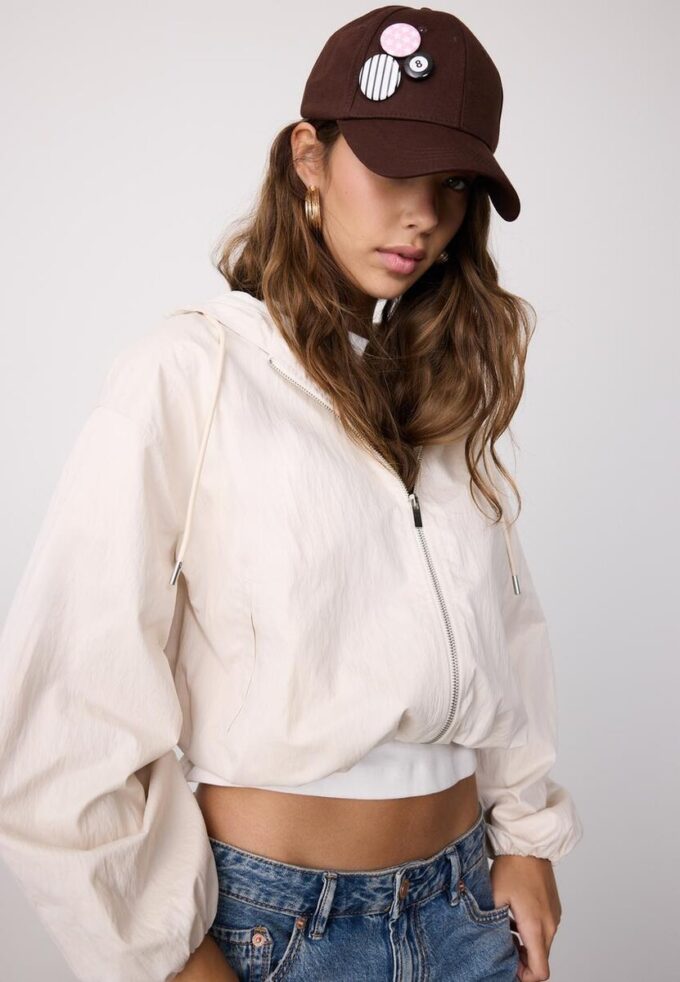 Cappellino con spille